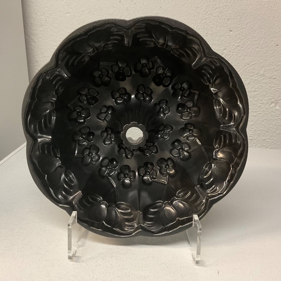 Nordic Ware Violet Flower Bundt Cake Pan Williams Sonoma 10 Cup USA Retired - Picture 2 of 7